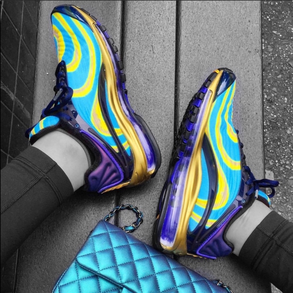 NWOT Nike Air Max Deluxe